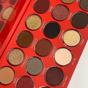 Women Scandal eyeshadow pallete with 18 tones nudes, darks, lights high pigment